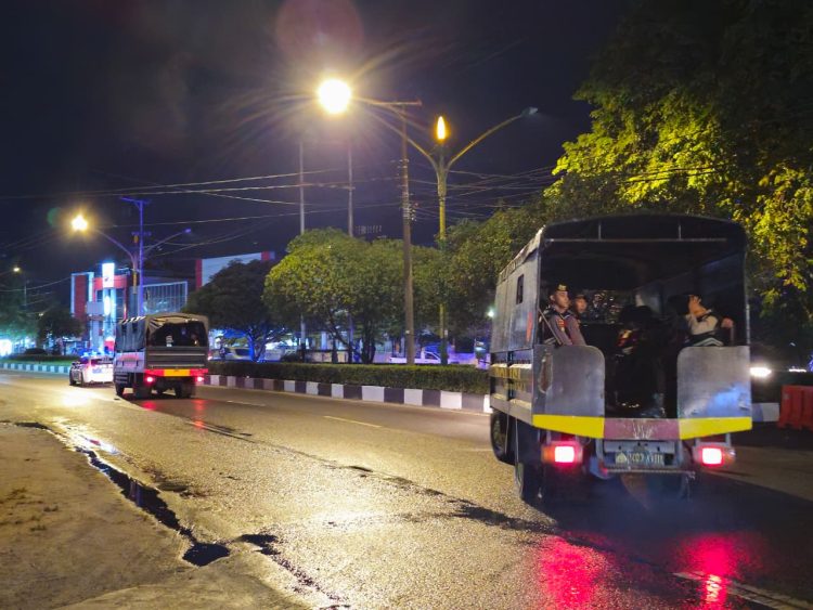 Personel Polda Kalimantan Tengah, yang terlibat dalam Operasi Aman Nusa I Telabang 2025, melaksanakan patroli malam guna mewujudkan harkamtibmas di wilayah Kota Palangka Raya.