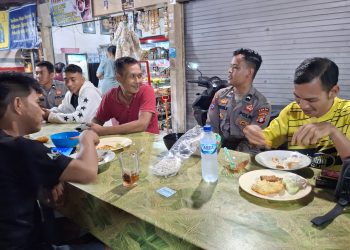 Kali ini, Satgas Binluh menyasar sejumlah lokasi yang ramai aktivitas warga, salah satunya kawasan taman kuliner di Jalan Yos Sudarso, Palangka Raya. Dengan pendekatan humanis, petugas mengimbau warga agar selalu waspada dan ikut berperan menjaga situasi lingkungan agar tetap aman dan kondusif.