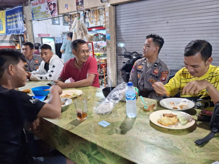 Kali ini, Satgas Binluh menyasar sejumlah lokasi yang ramai aktivitas warga, salah satunya kawasan taman kuliner di Jalan Yos Sudarso, Palangka Raya. Dengan pendekatan humanis, petugas mengimbau warga agar selalu waspada dan ikut berperan menjaga situasi lingkungan agar tetap aman dan kondusif.