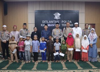 Kegiatan yang dilaksanakan di Aula Ditlantas Polda Kalteng tersebut diikuti oleh seluruh pejabat utama Polda, personel Ditlantas dan anak-anak dari panti asuhan di Kota Palangka Raya.