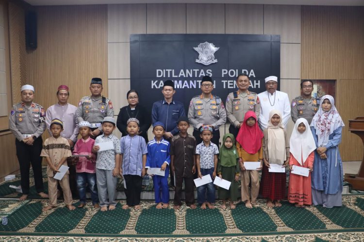 Kegiatan yang dilaksanakan di Aula Ditlantas Polda Kalteng tersebut diikuti oleh seluruh pejabat utama Polda, personel Ditlantas dan anak-anak dari panti asuhan di Kota Palangka Raya.