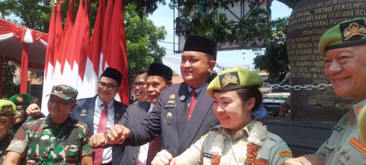 Bupati Bogor Foto Bersama Usai Meresmikan Monument Mayor Oking Jaya Atmaja. (Foto. Dok: RH/Mitrapolri.com)