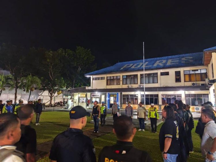 Tepat pukul 21.00 WITA, personel Polres Bitung dan tim gabungan Opnal berkumpul untuk mengikuti Apel Kesiapan Pelaksanaan Kegiatan Rutin yang Ditingkatkan (KRYD).