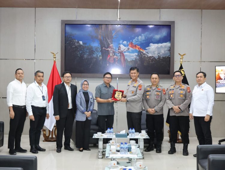 Kapolda Kalimantan Tengah (Kalteng), Irjen Pol Iwan Kurniawan, S.IK., M.Si. menerima kunjungan audiensi dari Bank Rakyat Indonesia (BRI) Regional Kalimantan, di Lobi Mapolda setempat, Senin (15/9/2025).