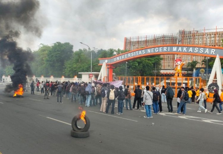 Aksi demonstrasi kembali mengguncang kampus Universitas Negeri Makassar (UNM). Dua kelompok mahasiswa turun ke jalan pada Senin (15/9/2025) sore