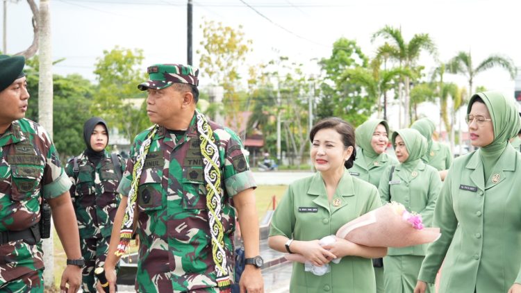 Pangdam XXII/Tambun Bungai Mayjen TNI Zainul Arifin, S.A.P., M.Sc., di damping Ketua Persit KCK Daerah XXII/Tambun Bubgai melaksakan kunjungan perdananya ke Batalyon Infanteri (Yonif) 631/Antang, kota cantik palangka Raya, Senin 15/9/2025.