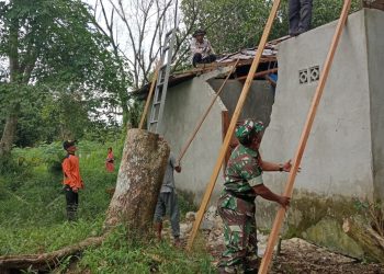 Sertu Eko Cahyono Babinsa Koramil 1016-01/Pahandut Kodim 1016/Palangka Raya pada Senin (15/09/2025) turun langsung gotong royong membantu perbaikan rumah milik ibu Salata yang beralamat di jalan Bangkirai RT 05 RW 02, Kelurahan Kereng Bangkirai, Kecamatan Sabangau kota Palangka Raya yang terkena musibah angin puting beliung beberapa waktu yang lalu.