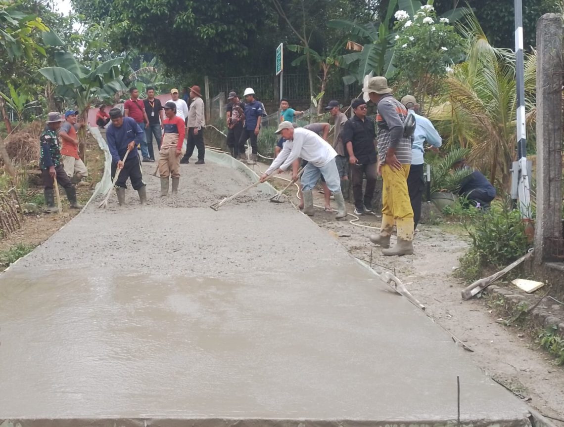 Implementasi Bankeu Kabupaten Bogor, betonisasi Jalan Desa dimonitor langsung Kepala Desa Cijayanti Bapak H.Ahmad Paojan, S.Kep. (Foto. Dok: RH/Mitrapolri.com)