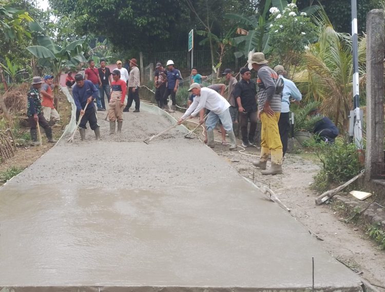 Implementasi Bankeu Kabupaten Bogor, betonisasi Jalan Desa dimonitor langsung Kepala Desa Cijayanti Bapak H.Ahmad Paojan, S.Kep. (Foto. Dok: RH/Mitrapolri.com)