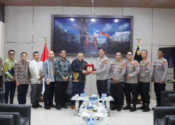 Kapolda Kalteng Irjen Pol Iwan Kurniawan, S.IK., M.Si. menerima audiensi dari Perusahaan Listrik Negara (PLN) Unit Induk Pembangunan Kalimantan Bagian Barat (UIP KLB), di Lobi Mapolda setempat, Selasa (16/9/2025).