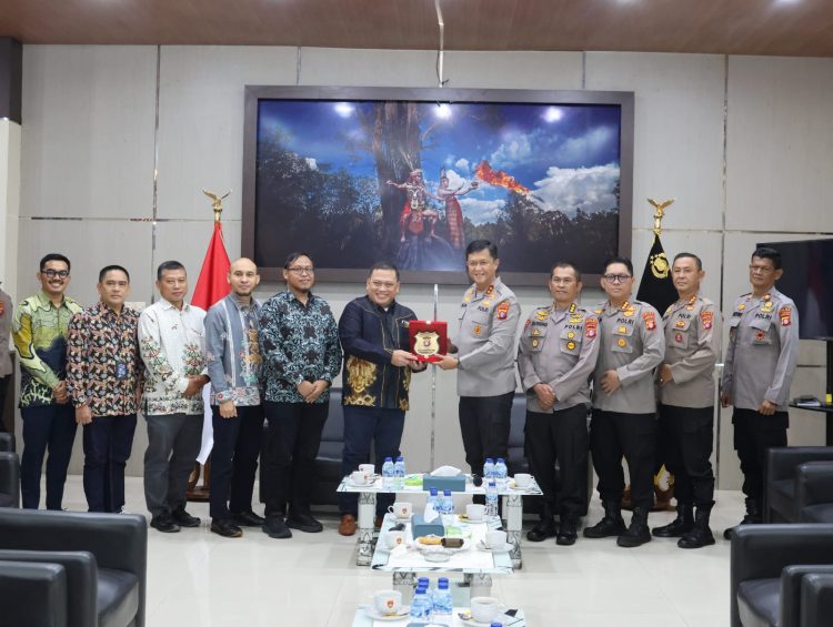 Kapolda Kalteng Irjen Pol Iwan Kurniawan, S.IK., M.Si. menerima audiensi dari Perusahaan Listrik Negara (PLN) Unit Induk Pembangunan Kalimantan Bagian Barat (UIP KLB), di Lobi Mapolda setempat, Selasa (16/9/2025).