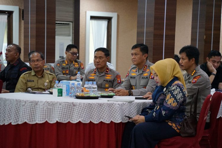 Kegiatan FGD kali ini, dihadiri langsung oleh Kapolda Kalteng Irjen Pol Iwan Kurniawan, S.IK., M.Si. didampingi Wakapolda Brigjen Pol Dr. Rakhmad Setyadi, S.IK., S.H., M.H. , Kadinkes Dr. dr. Suyuti, dan sejumlah pejabat utama Polda serta personel Biddokkes dan Rumkit Bhayangkara TK III Palangka Raya.