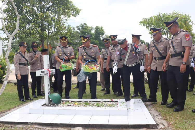 Direktorat Lalu Lintas Polda Kalteng melaksanakan Ziarah ke Taman Makam Pahlawan Sanaman Lampang, Kota Palangka Raya, Selasa (16/09/2025) siang.