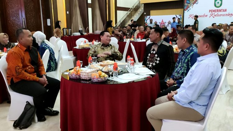 Pemerintah Kabupaten Kotawaringin Timur menggelar acara silaturahmi dalam rangka pengantaran tugas dan penyambutan Komandan Kodim (Dandim) 1015/Sampit di Rumah Jabatan Bupati Kotawaringin Timur Selasa malam 16/09/2025.