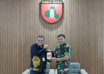 Pangdam XXII/Tambun Bungai, Mayjen TNI Zainul Arifin, S.A.P., M.Sc., menerima kunjungan silaturahmi dari General Manager PLN Unit Induk Distribusi (UID) Kalimantan Selatan dan Kalimantan Tengah, Iwan Soelistijono, bersama Manager UP3 Palangkaraya, Bagus Cahyadi, bertempat di Makodam XXII/Tambun Bungai, Palangka Raya. Selasa 16/9/2025.