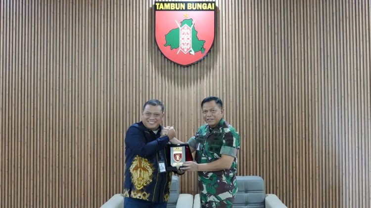Pangdam XXII/Tambun Bungai, Mayjen TNI Zainul Arifin, S.A.P., M.Sc., menerima kunjungan silaturahmi dari General Manager PLN Unit Induk Distribusi (UID) Kalimantan Selatan dan Kalimantan Tengah, Iwan Soelistijono, bersama Manager UP3 Palangkaraya, Bagus Cahyadi, bertempat di Makodam XXII/Tambun Bungai, Palangka Raya. Selasa 16/9/2025.