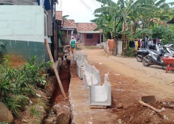 Lokasi  Pembangunan Drainase di RW 007 Desa Karanggan Menelàn biaya Rp.200.000.000,- dengan Panjang 200 m, Lebar 0,40 m, Tinggi 0,40 m. (Foto. Dok: RH/Mitrapolri.com)