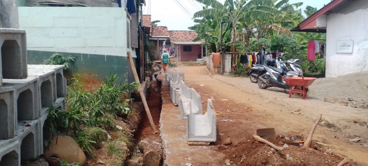 Lokasi  Pembangunan Drainase di RW 007 Desa Karanggan Menelàn biaya Rp.200.000.000,- dengan Panjang 200 m, Lebar 0,40 m, Tinggi 0,40 m. (Foto. Dok: RH/Mitrapolri.com)