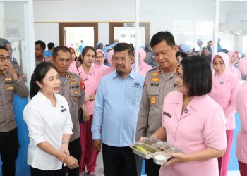 Kapolda Kalimantan Tengah (Kalteng), Irjen Pol Iwan Kurniawan meninjau langsung kesiapan pelaksanaan Sentra Penyediaan Pangan Gizi (SPPG) Polri yang berada di Halaman Kantor Ditlantas, Mapolda setempat, Jl. Tjilik Riwut Km.1, Kota Palangka Raya, Rabu (17/9/2025).