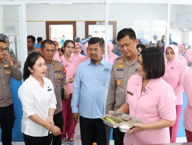 Kapolda Kalimantan Tengah (Kalteng), Irjen Pol Iwan Kurniawan meninjau langsung kesiapan pelaksanaan Sentra Penyediaan Pangan Gizi (SPPG) Polri yang berada di Halaman Kantor Ditlantas, Mapolda setempat, Jl. Tjilik Riwut Km.1, Kota Palangka Raya, Rabu (17/9/2025).
