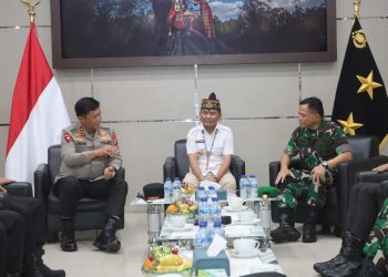 Kapolda Kalimantan Tengah (Kalteng), Irjen Pol Iwan Kurniawan, S.IK., M.Si. menyambut hangat kunjungan Pangdam XXII/Tambun Bungai, Mayjen TNI Zainul Arifin, bersama Gubernur H. Agustiar Sabran, di Mapolda Kalteng, Jl. Tjilik Riwut Km.1, Kota Palangka Raya, Rabu (17/9/2025).