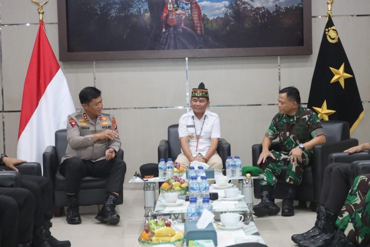 Kapolda Kalimantan Tengah (Kalteng), Irjen Pol Iwan Kurniawan, S.IK., M.Si. menyambut hangat kunjungan Pangdam XXII/Tambun Bungai, Mayjen TNI Zainul Arifin, bersama Gubernur H. Agustiar Sabran, di Mapolda Kalteng, Jl. Tjilik Riwut Km.1, Kota Palangka Raya, Rabu (17/9/2025).