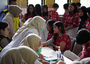 Rumah Sakit (Rumkit) Bhayangkara Tingkat III Palangka Raya Polda Kalteng memberikan pelayanan kesehatan kepada para siswa berada di SMAN 1 Palangka Raya, Rabu (17/9/2025).