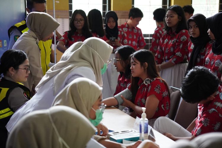 Rumah Sakit (Rumkit) Bhayangkara Tingkat III Palangka Raya Polda Kalteng memberikan pelayanan kesehatan kepada para siswa berada di SMAN 1 Palangka Raya, Rabu (17/9/2025).