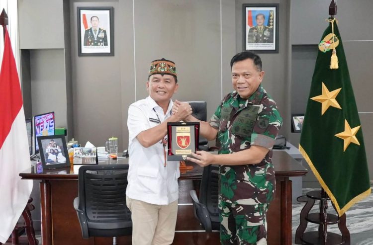 Pangdam XXII/Tambun Bungai Mayjen TNI Zainul Arifin, S.A.P., M.Sc., menerima kunjungan silaturahmi dari Gubernur Kalimantan Tengah H. Agustiar Sabran., S.Ikom.,beserta staf, bertempat di Makodam XXII/Tambun Bungai, Palangka Raya, Rabu (17/9/2025).