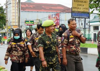 Anggota Kodim 1016/Plk bersama anggota masyarakat (Ormas) diantara
FKPPI, HIPAKAD, GERDAYAK, PPM
melaksanakan patroli di seputaran pasar besar Palangka Raya, Kamis (18/09/2025).