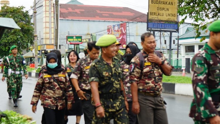 Anggota Kodim 1016/Plk bersama anggota masyarakat (Ormas) diantara
FKPPI, HIPAKAD, GERDAYAK, PPM
melaksanakan patroli di seputaran pasar besar Palangka Raya, Kamis (18/09/2025).