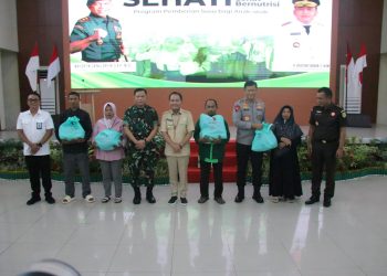 Kapolda Kalteng Hadiri Bakti Sosial HUT ke-80 TNI Bersama Gubernur di Kapolda Kalimantan Tengah, Irjen Pol Iwan Kurniawan, S.IK., M.Si. menghadiri kegiatan Bakti Sosial Kodam XXII/Tambun Bungai dalam rangka Hari Ulang Tahun (HUT) ke-80 Tentara Nasional Indonesia (TNI) Tahun 2025, di Aula Berkah Makodam setempat, Jl. Imam Bonjol, Kota Palangka Raya, Kamis (18/9/2025).