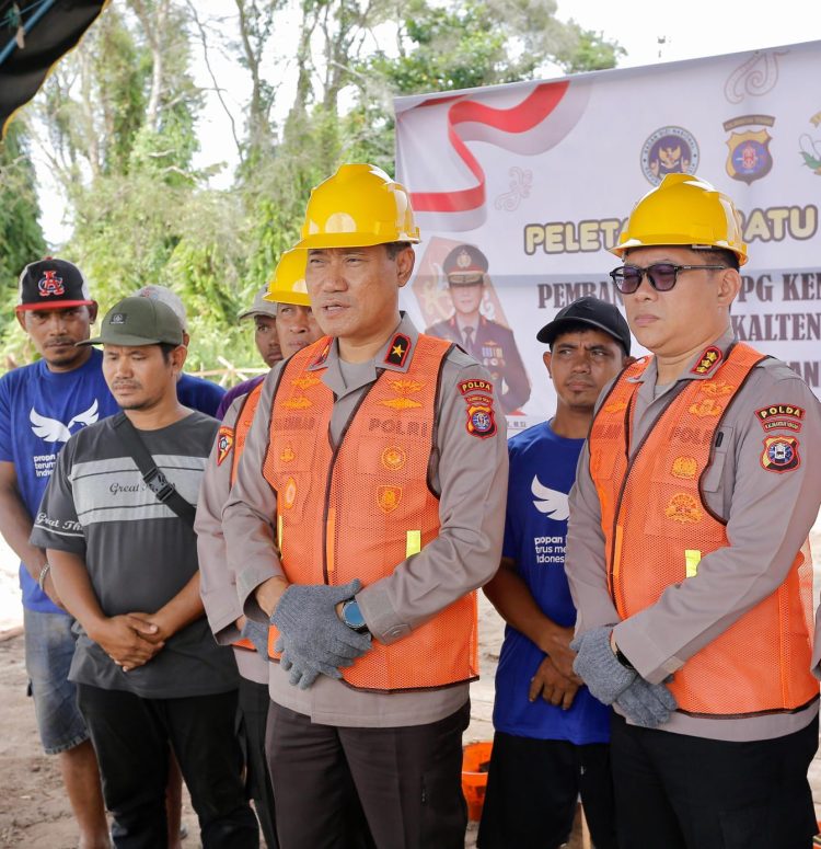 Wakapolda Kalimantan Tengah, Brigjen Pol Dr. Rakhmad Setyadi, melakukan peletakan batu pertama pembangunan Sentra Penyediaan Pangan Gratis (SPPG) tahap II di Kelurahan Langkai, Kota Palangka Raya, kamis (18/9/2025).