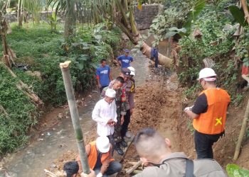 Peletakan Batu Pertama oleh Camat Babakan Madang dan Kepala Desa Citaringgul awal dimulainya pembangunan tembok penahan tanah yang bernilai Rp.289.797.000, (Foto. Dok: RH/Mitrapolri.com)