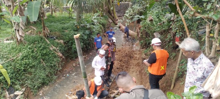 Peletakan Batu Pertama oleh Camat Babakan Madang dan Kepala Desa Citaringgul awal dimulainya pembangunan tembok penahan tanah yang bernilai Rp.289.797.000, (Foto. Dok: RH/Mitrapolri.com)