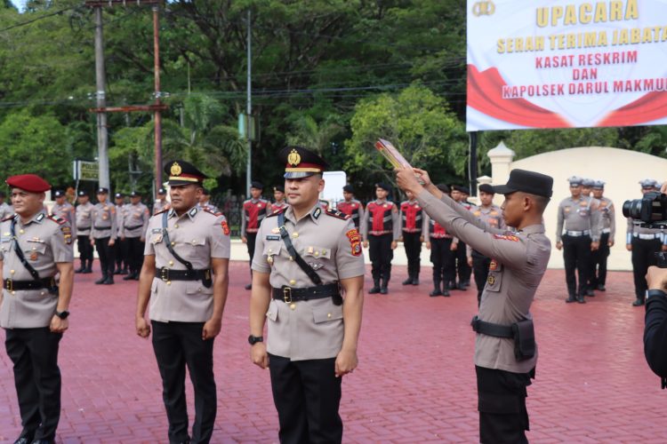 Polres Nagan Raya melaksanakan serah terima jabatan (Sertijab) pada Jumat, 19 September 2025 pukul 14.00 WIB. Sertijab dipimpin oleh Kabag Ops Polres Nagan Raya, Kompol Rafi Darmawan, S.E., M.Si., mewakili Kapolres Nagan Raya AKBP Dr. Benny Bathara, S.I.K., M.I.K.
