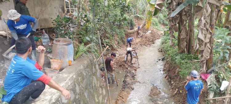 TPT Dengan Panjang 132 m,Lebar 0,55 m, serta Tinggi 2,5 m yang dibiayai dari Bantuan Keuangan Kabupaten Bogor Tahap I ( 60% ) dengan pekerjaan Swakelolah menelan biaya Rp.289.797.000,- (Dua Ratus Delapan Puluh Sembilan Juta Tujuh Ratus Sembilan Puluh Tujuh Ribu Rupiah). (Foto. Dok: RH/Mitrapolri.com)