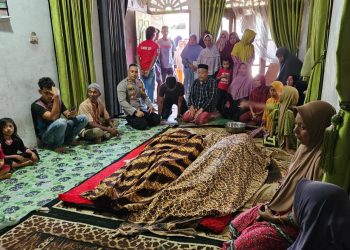 Musibah nahas menimpa pasangan suami istri di Desa Ladang Baro, Kecamatan Darul Makmur, Kabupaten Nagan Raya, Minggu (21/9/2025) sekitar pukul 11.00 WIB. Keduanya meninggal dunia setelah tersengat aliran listrik saat memanen buah kuini di kebun pribadi.