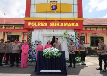 Kali ini Kapolda Kalteng yang didampingi Ketua Bhayangkari Daerah Kalteng, Ny. Maya Iwan Kurniawan, dan sejumlah pejabat utama Polda, menyambangi Polres Sukamara. Minggu (21/9/2025).