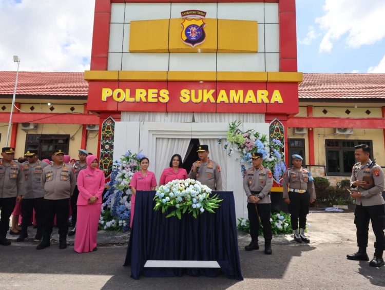 Kali ini Kapolda Kalteng yang didampingi Ketua Bhayangkari Daerah Kalteng, Ny. Maya Iwan Kurniawan, dan sejumlah pejabat utama Polda, menyambangi Polres Sukamara. Minggu (21/9/2025).