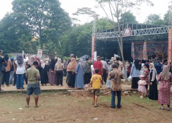 Antusias Warga Desa Situsari Kecamatan Cileungsi Dengan Penuh Semangat,serta Antusias mengikuti seluruh rangkaian acara sedekah bumi. (Foto. Dok: RH/Mitrapolri.com)