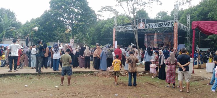 Antusias Warga Desa Situsari Kecamatan Cileungsi Dengan Penuh Semangat,serta Antusias mengikuti seluruh rangkaian acara sedekah bumi. (Foto. Dok: RH/Mitrapolri.com)