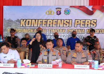 Kapolda Kalteng Irjen Pol Iwan Kurniawan, S.IK., M.Si, saat memimpin konferensi pers pengungkapan tindak pidana narkoba, di Halaman Mapolres Lamandau, Minggu (21/9/2025) sore.
