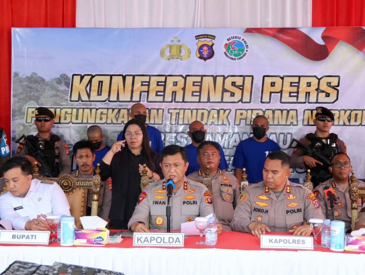 Kapolda Kalteng Irjen Pol Iwan Kurniawan, S.IK., M.Si, saat memimpin konferensi pers pengungkapan tindak pidana narkoba, di Halaman Mapolres Lamandau, Minggu (21/9/2025) sore.