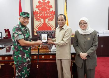 Pangdam XXII/Tambun Bungai, Mayjen TNI Zainul Arifin, S.A.P., M.Sc., di dampingi Asisten Logistik (Aslog) Kol. Czi Aji Sujwo, Asisten Teritorial (Aster) Kol. Arif Hidayat, dan Kependam XXII/TB Kol. Inf Asman Mokoginta melaksanakan kunjungan silaturahmi ke DPRD Provinsi Kalimantan Tengah, Senin (22/9/2025).