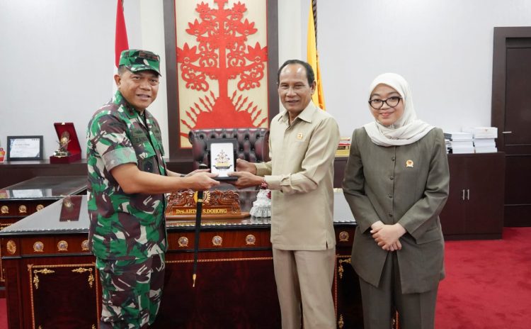 Pangdam XXII/Tambun Bungai, Mayjen TNI Zainul Arifin, S.A.P., M.Sc., di dampingi Asisten Logistik (Aslog) Kol. Czi Aji Sujwo, Asisten Teritorial (Aster) Kol. Arif Hidayat, dan Kependam XXII/TB Kol. Inf Asman Mokoginta melaksanakan kunjungan silaturahmi ke DPRD Provinsi Kalimantan Tengah, Senin (22/9/2025).
