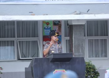 BERI AMANAT: Kapolda Sumatera Utara, Irjen Pol Whisnu Hermawan Februanto memberi amanat saat menjadi Inspektur upacara bendera di SMA Negeri 1 Medan, Senin (22/9/2025).(Foto:Dok/Polda Sumut)
