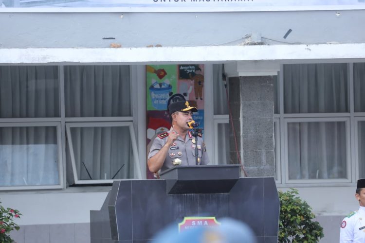 BERI AMANAT: Kapolda Sumatera Utara, Irjen Pol Whisnu Hermawan Februanto memberi amanat saat menjadi Inspektur upacara bendera di SMA Negeri 1 Medan, Senin (22/9/2025).(Foto:Dok/Polda Sumut)