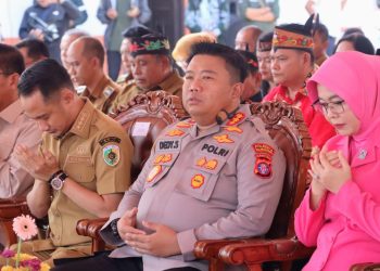 Kapolresta Palangka Raya, Polda Kalteng, Kombes Pol. Dedy Supriadi, S.I.K., M.H. bersama Ketua Bhayangkari Cabang Kota, Ny. Ayi Dedy Supriadi menghadiri peresmian Sekolah Rakyat yang digelar oleh Pemerintah Kota.