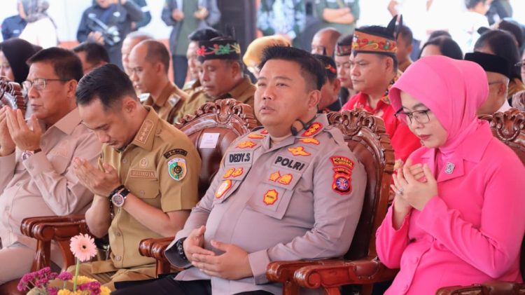 Kapolresta Palangka Raya, Polda Kalteng, Kombes Pol. Dedy Supriadi, S.I.K., M.H. bersama Ketua Bhayangkari Cabang Kota, Ny. Ayi Dedy Supriadi menghadiri peresmian Sekolah Rakyat yang digelar oleh Pemerintah Kota.